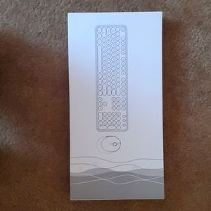 White wireless keyboard and mouse combo
